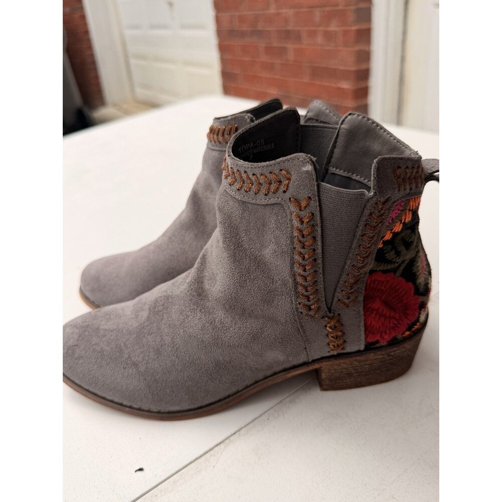 Tiara Topa-5 Gray Faux Suede Embroidered Ankle Booties Boho Chic Sz 7